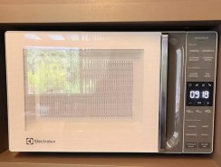 Micro-ondas Electrolux 23L Branco Efficient com Descongelamento Assistido ME23B 220v