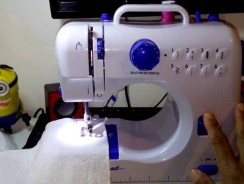 Máquina de Costura Portátil Incasa Compact Bivolt Branca e Azul